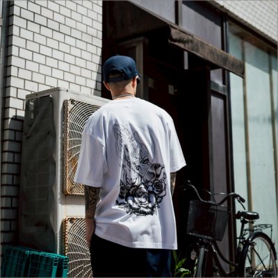画像7: KustomStyle カスタムスタイル SKULL ROSE PRAYING HANDS Tシャツ WHITE