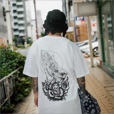 画像8: KustomStyle カスタムスタイル SKULL ROSE PRAYING HANDS Tシャツ WHITE