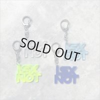 isxnot イズノット アクリルキーホルダー 4カラー