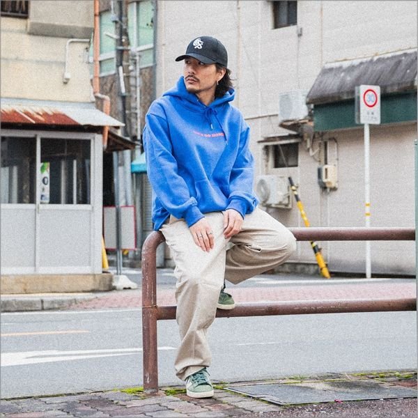 画像9: 【送料無料】Koner Gallery コーナーギャラリー TM PAINT -Flower seller in NY- P/Oパーカー BLUE (9)