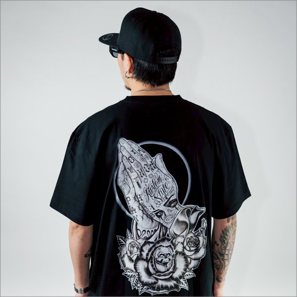 画像9: KustomStyle カスタムスタイル SKULL ROSE PRAYING HANDS Tシャツ BLACK (9)