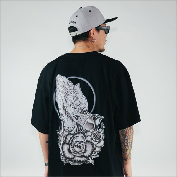 画像13: KustomStyle カスタムスタイル SKULL ROSE PRAYING HANDS Tシャツ BLACK (13)