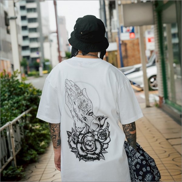 画像8: KustomStyle カスタムスタイル SKULL ROSE PRAYING HANDS Tシャツ WHITE (8)
